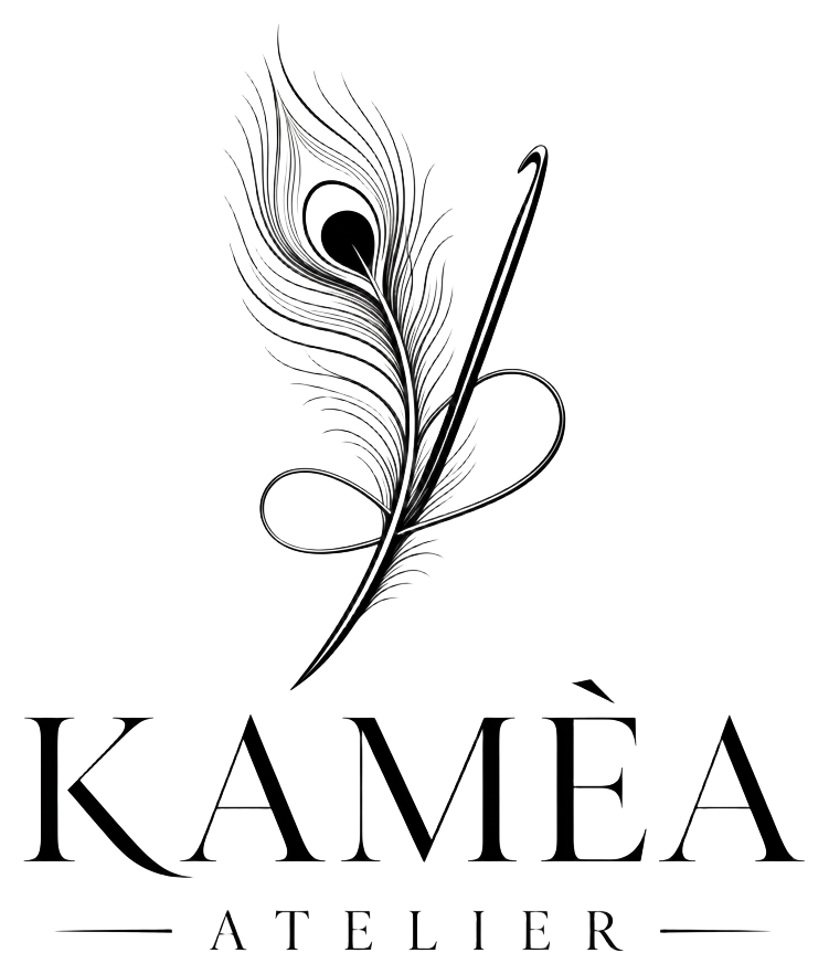 Logo Atelier Kamèa — piuma di struzzo e uncinetto